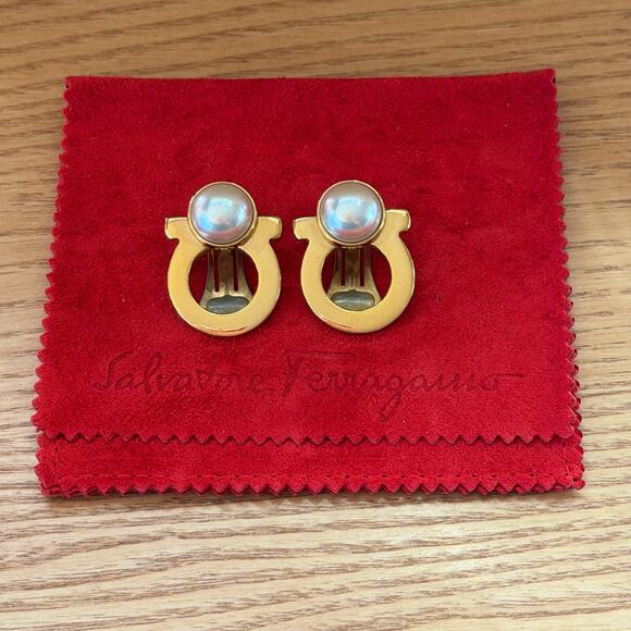 FERRAGAMO Gancio Clip-On Pearl Gold Earrings Timeless Classic Chic - Picture 2 of 7